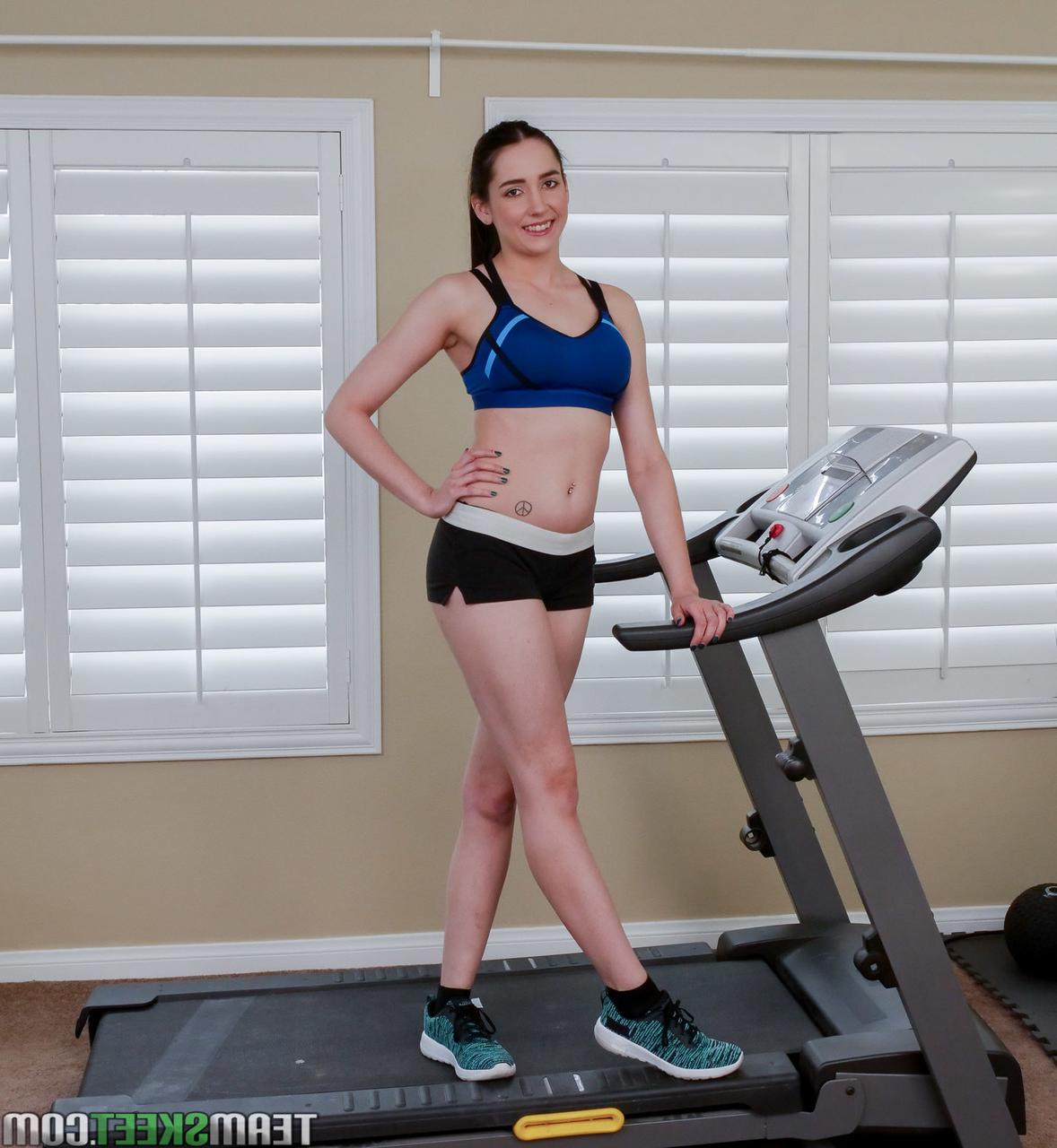 19P A morena fitness americana Kyra Rose faz exercícios com a bunda nua