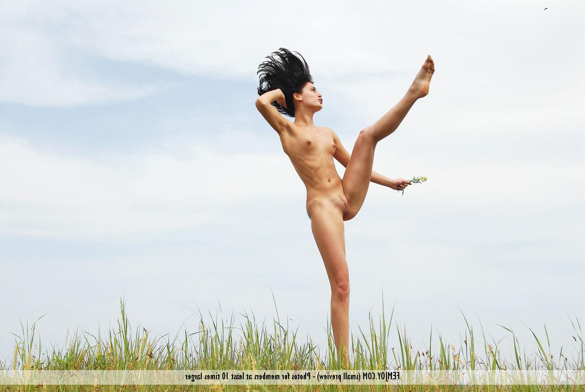 16P Slim brunette Julie shows off her flexibility during a naked run near the sea