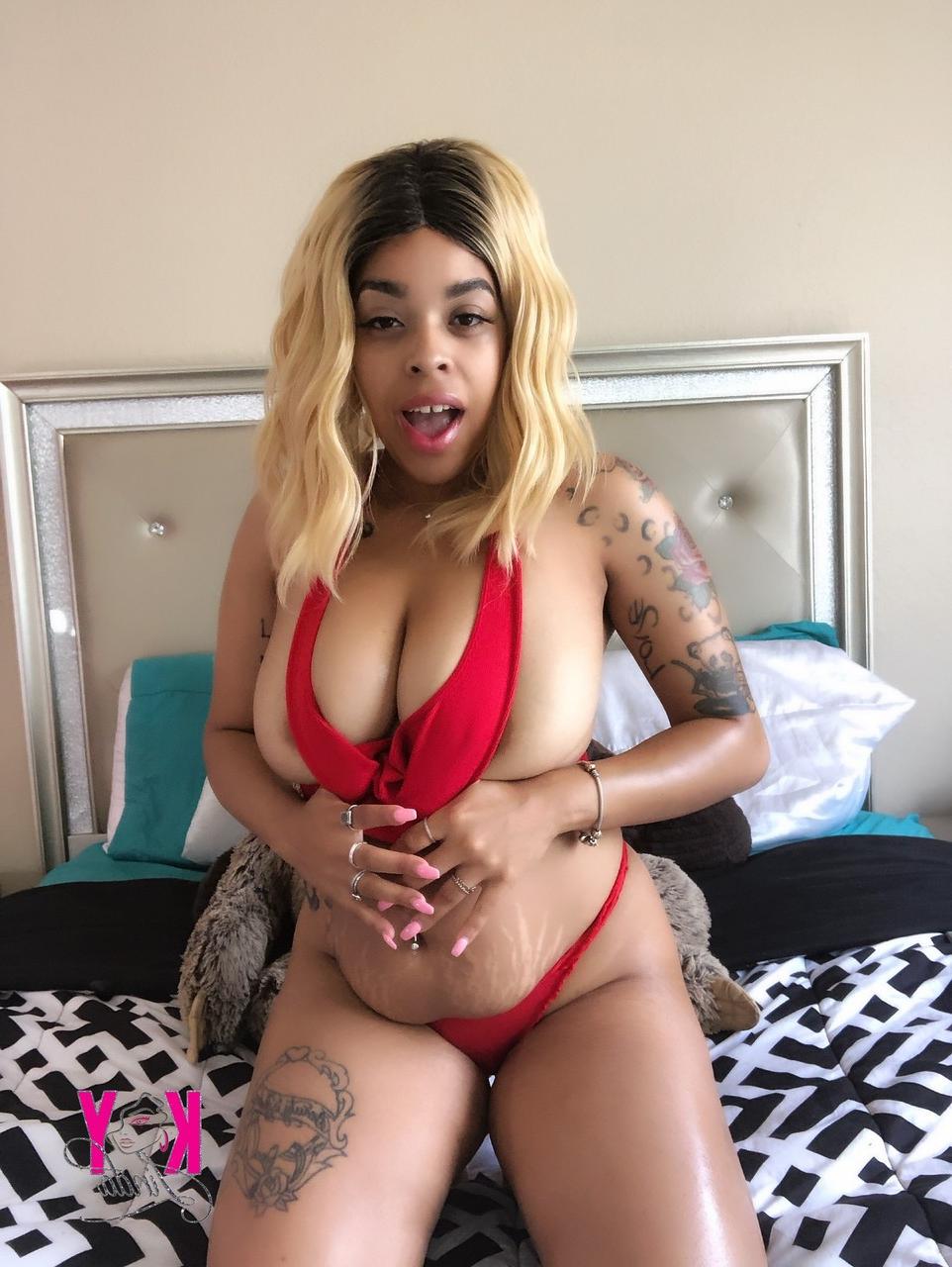 20P La gordita Soykay Linda hace alarde de sus grandes tetas y su gran culo en la cama