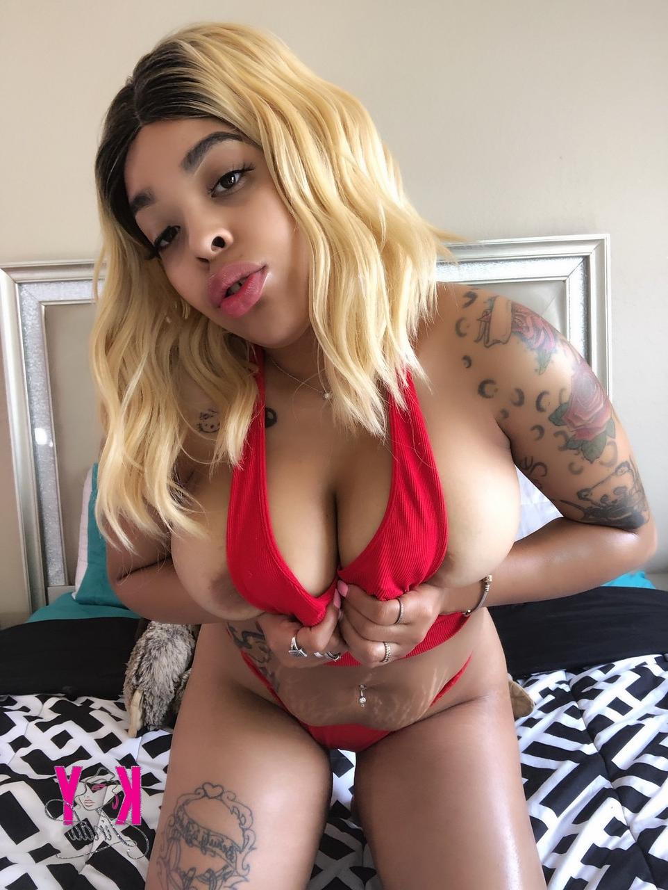 20P La gordita Soykay Linda hace alarde de sus grandes tetas y su gran culo en la cama