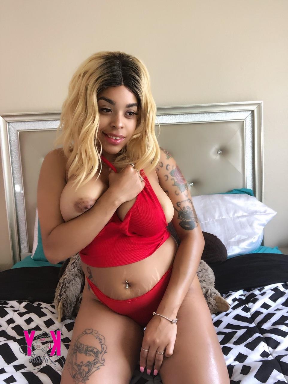 20P La gordita Soykay Linda hace alarde de sus grandes tetas y su gran culo en la cama