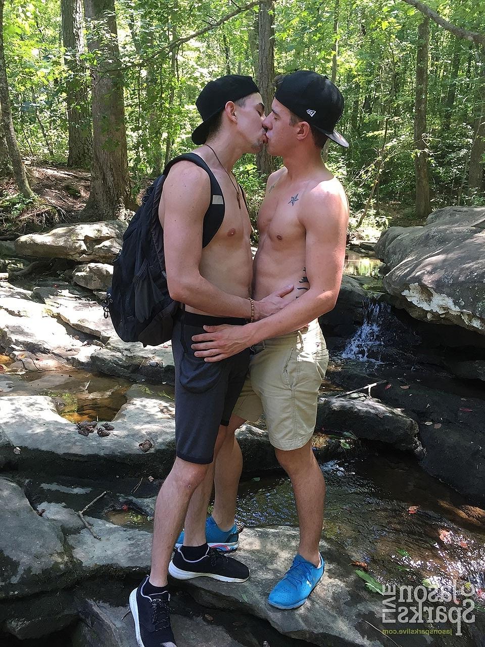 20P Los hombres gay Jack Hunter y JJ Knight se maman y tienen sexo anal al aire libre
