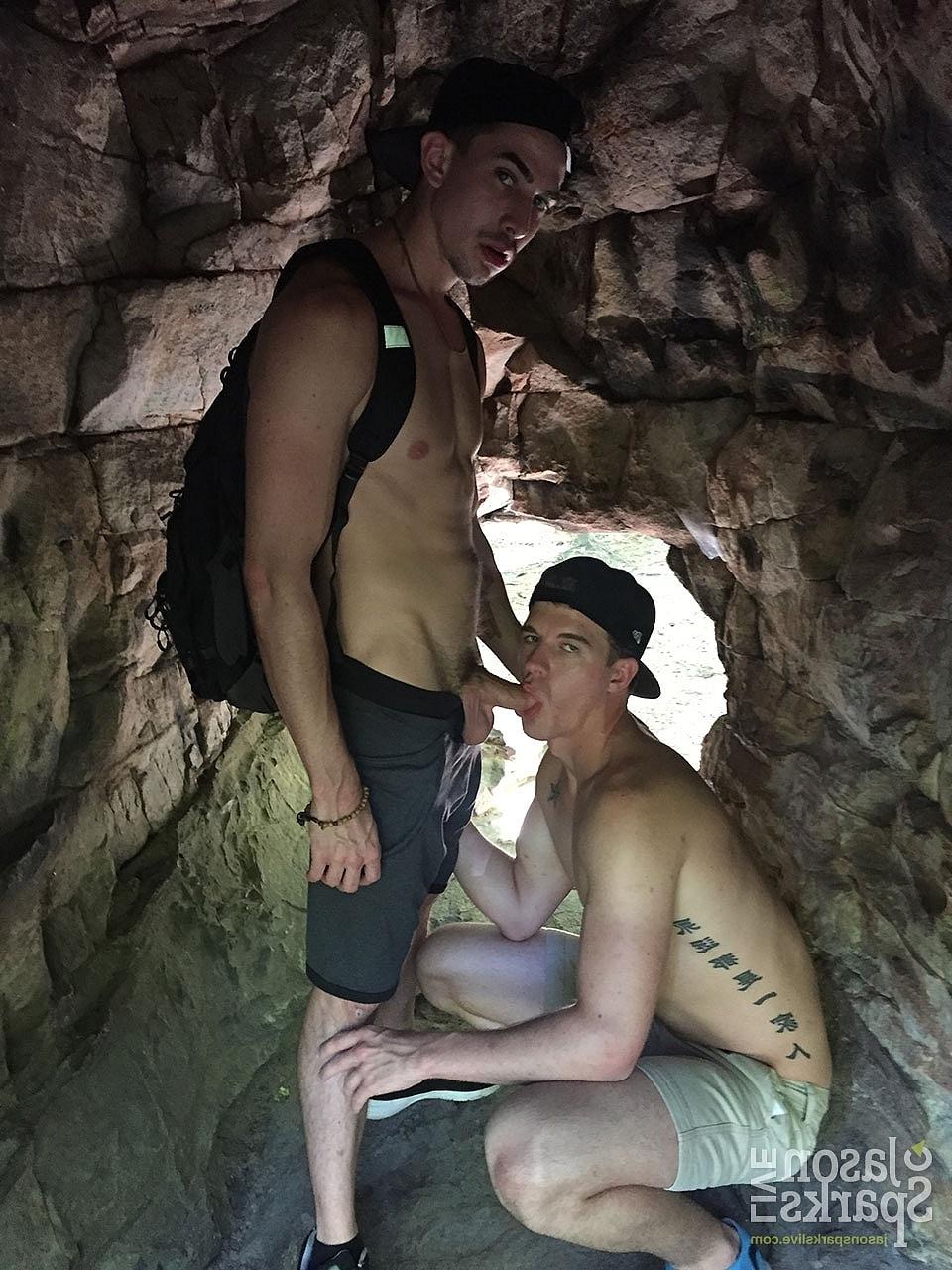20P Los hombres gay Jack Hunter y JJ Knight se maman y tienen sexo anal al aire libre