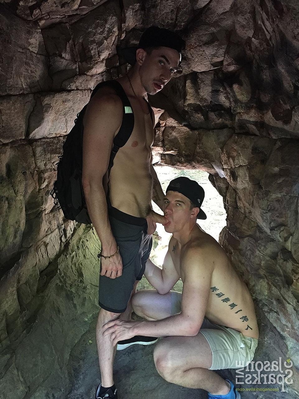 20P Los hombres gay Jack Hunter y JJ Knight se maman y tienen sexo anal al aire libre