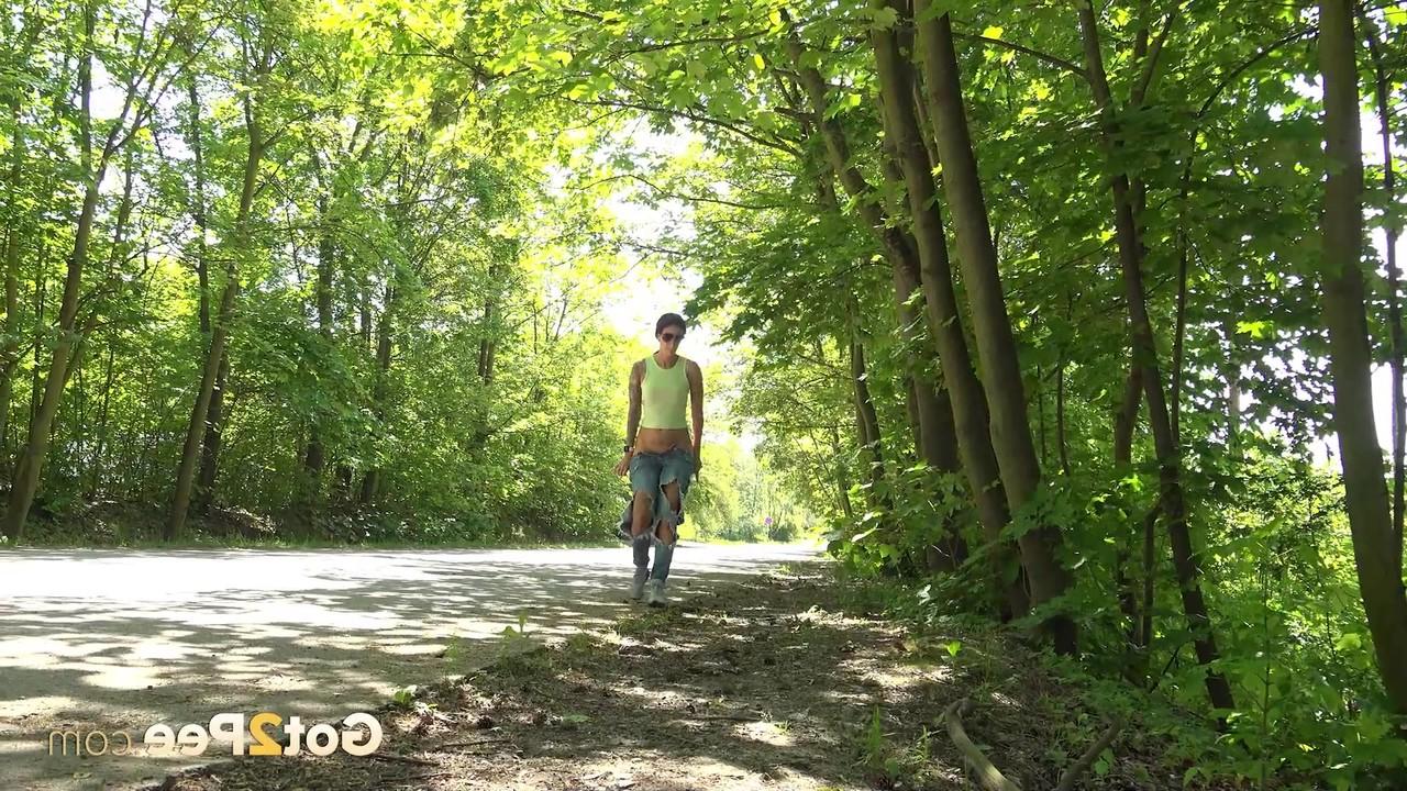 14P ブルネットの熟女アリ・ボルドーが破れたジーンズを引き下ろして道路脇で小便をする