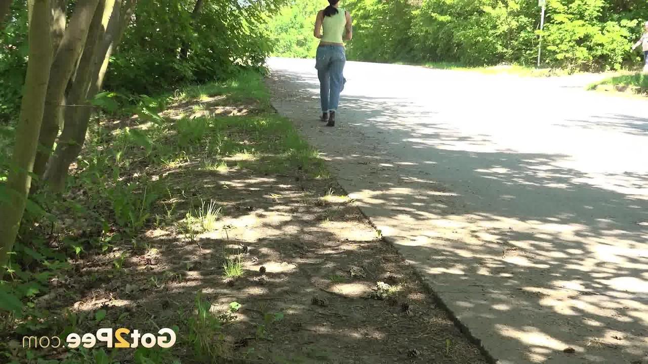 14P ブルネットの熟女アリ・ボルドーが破れたジーンズを引き下ろして道路脇で小便をする