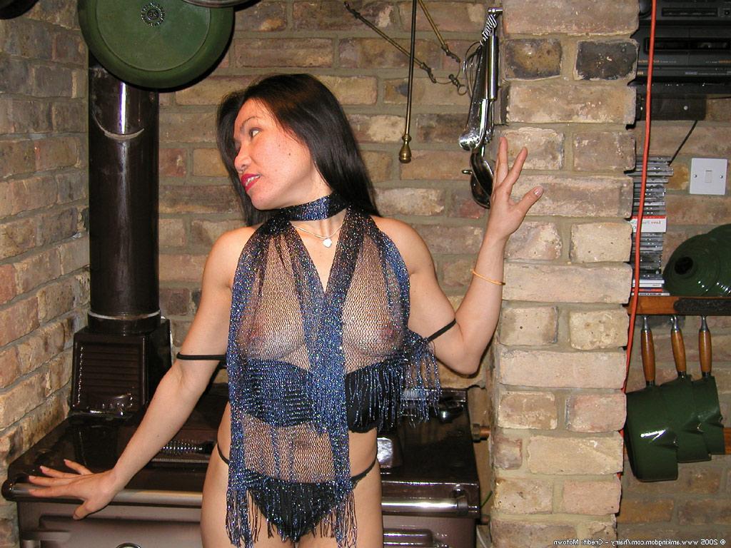 16P Amadora safada em meias pretas se despindo e ficando só de lingerie