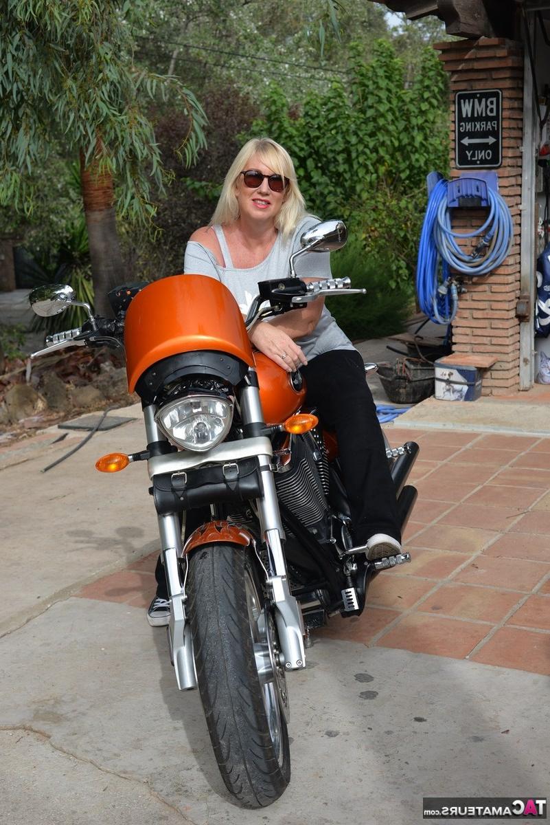 16P Melody, blonde en surpoids, se met seins nus après être descendue de sa moto.