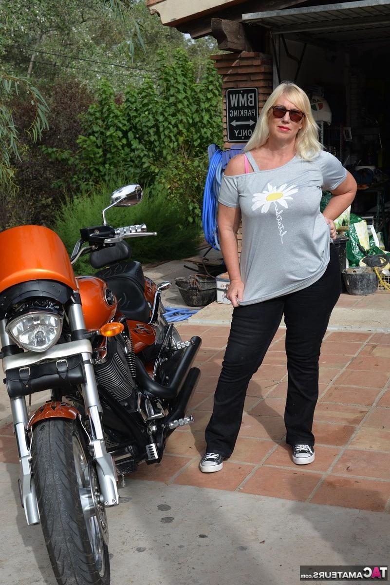 16P Melody, blonde en surpoids, se met seins nus après être descendue de sa moto.
