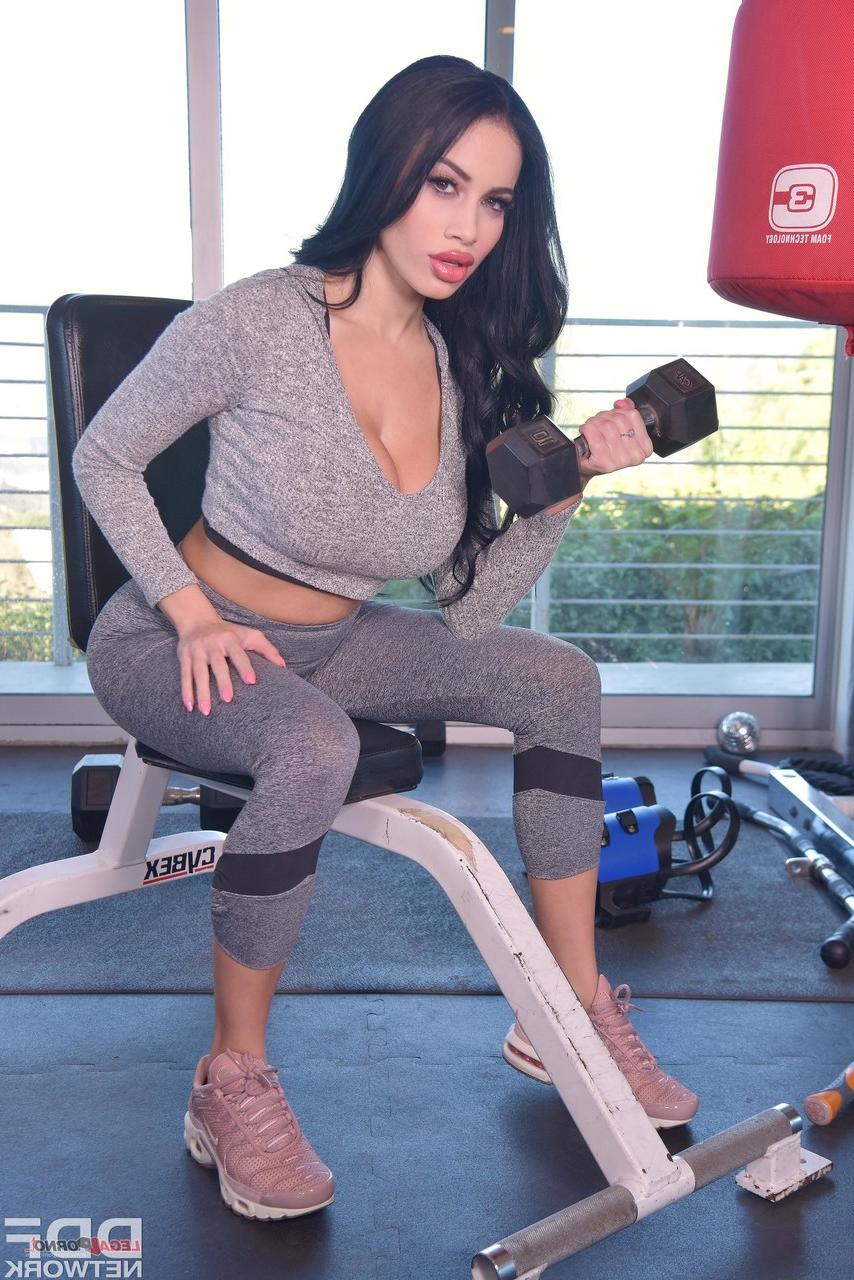20P Latina Victoria June tem seus peitos grandes e buceta fodidos depois do treino