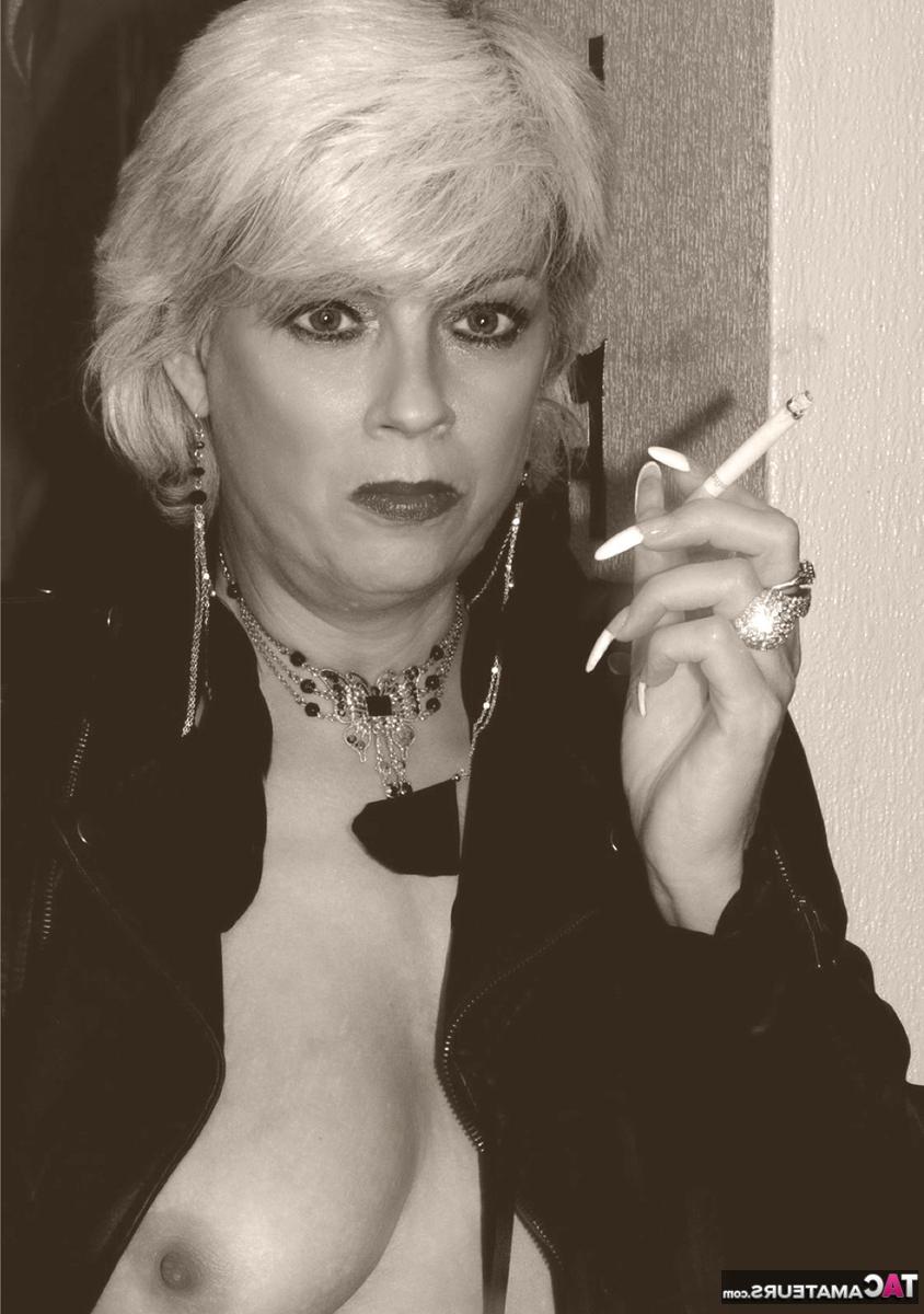 16P La blonde plus âgée Dimonty montre ses seins et sa chatte en fumant une cigarette.