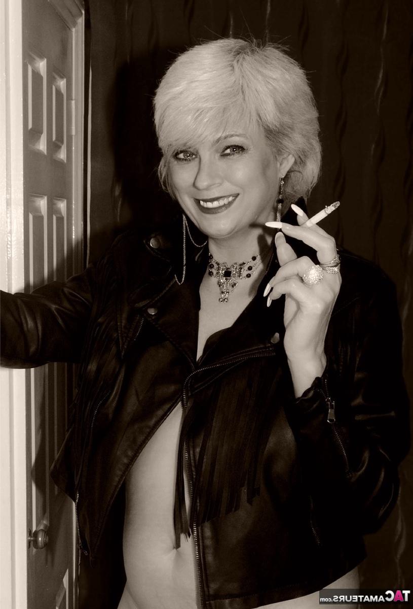 16P La blonde plus âgée Dimonty montre ses seins et sa chatte en fumant une cigarette.