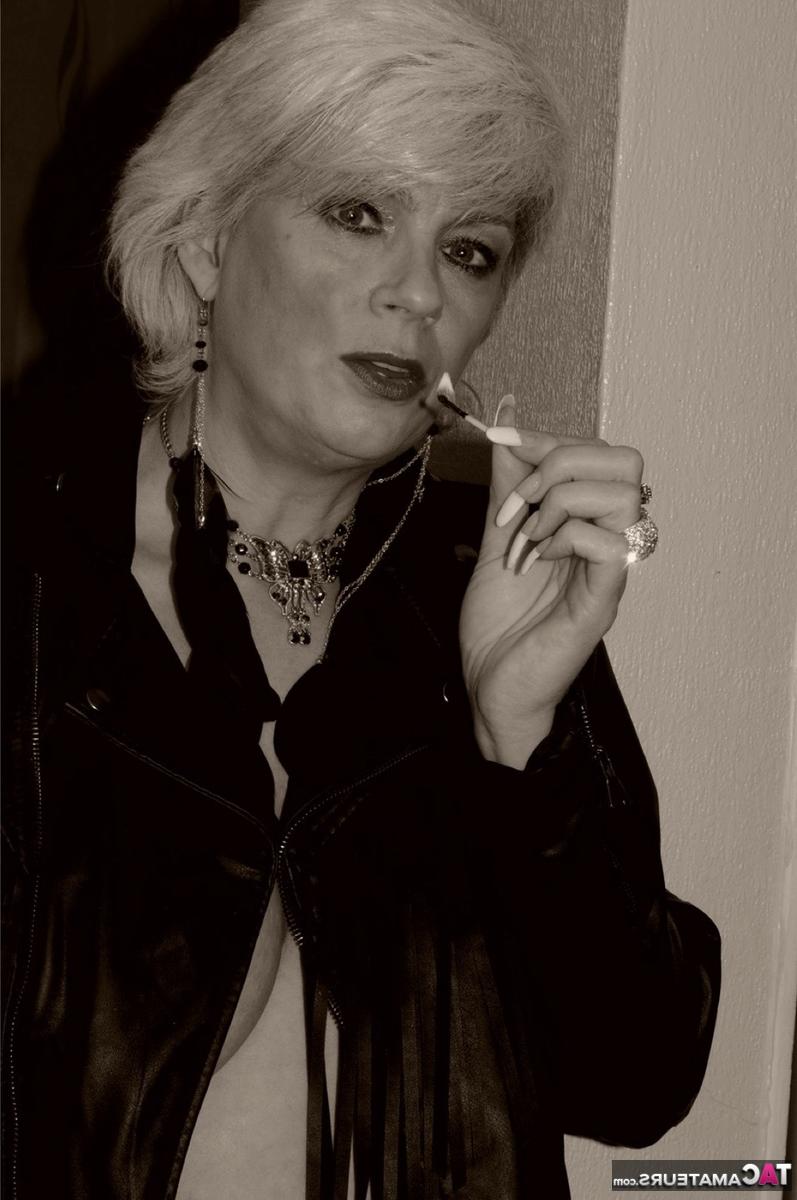 16P La blonde plus âgée Dimonty montre ses seins et sa chatte en fumant une cigarette.