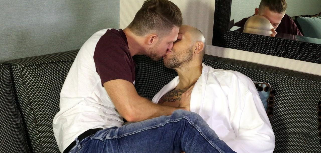 20P La belleza gay tatuada Jordano Santoro se folla a su amigo Matthew Parker