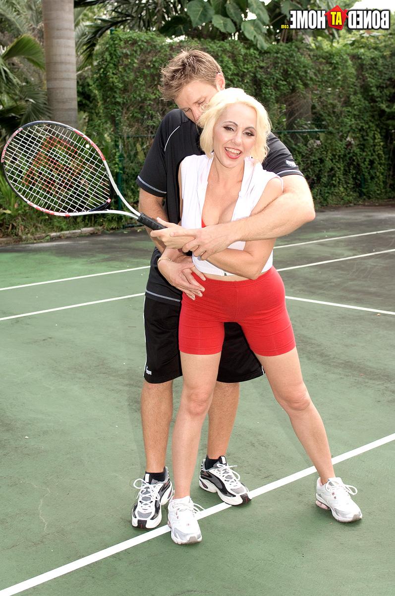 16P La cougar blonde Raquel Sieb séduit son jeune instructeur de tennis sur un court