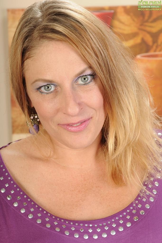 16P Close up posing scene demonstrating horny milf with big tits Madison Paige