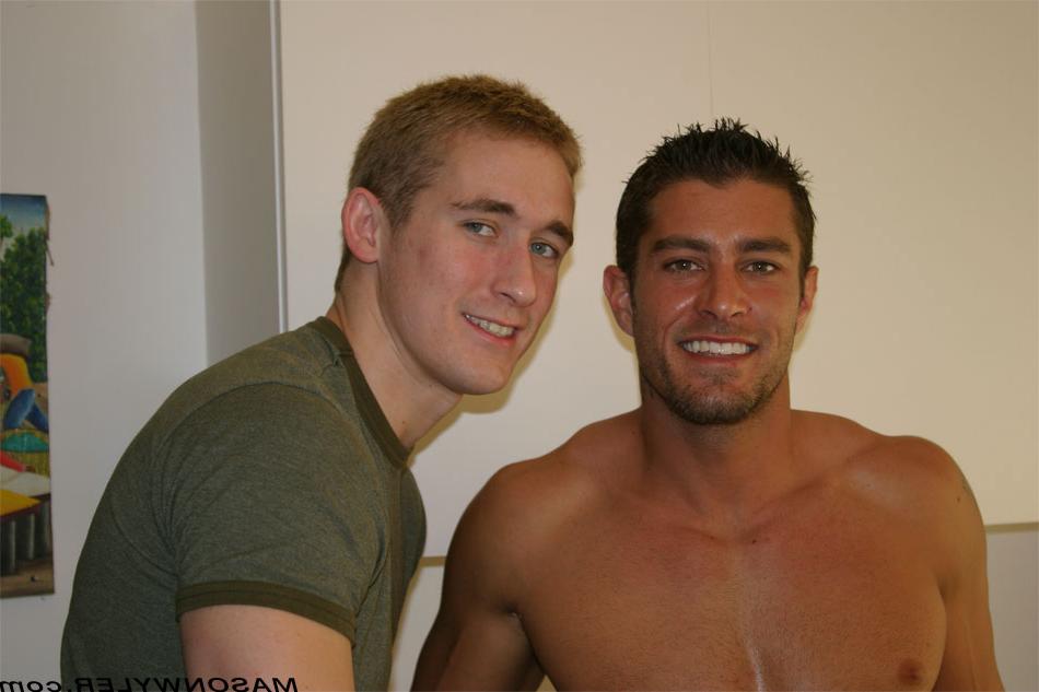 20P El rubio gay Mason Wyler se inclina hacia adelante y le mama la polla dura a Cody Cummings