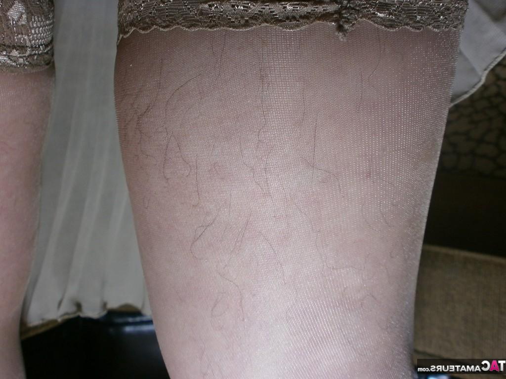 20P Die ältere Amateurin Caro trägt unrasierte Beine und Achseln, während sie ihren Biber zeigt
