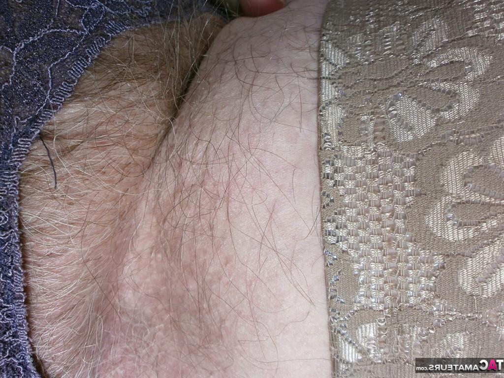 20P Die ältere Amateurin Caro trägt unrasierte Beine und Achseln, während sie ihren Biber zeigt