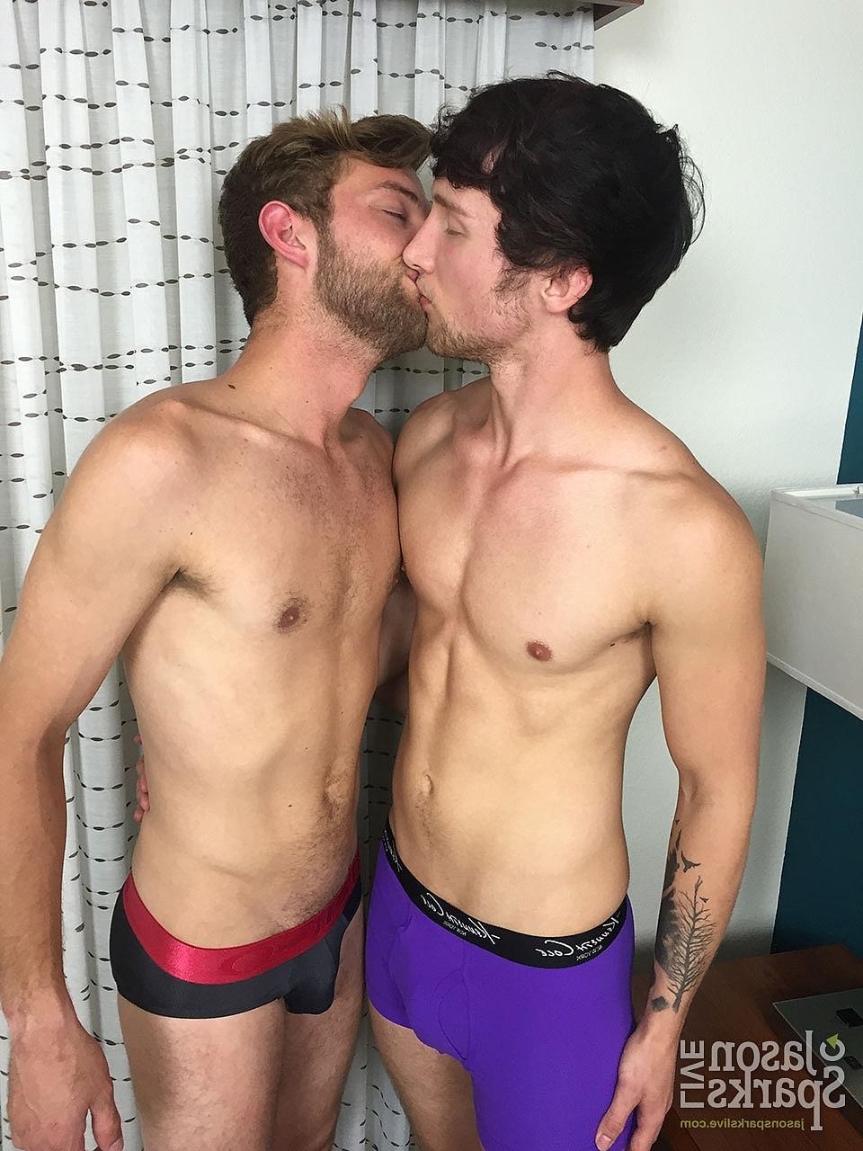 20P Homens gays pendurados Logan Everett e Scotty Knox fazem sexo oral e anal hardcore