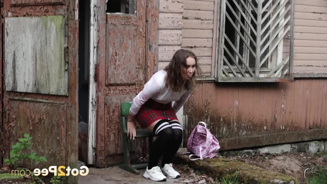 15P La gentille fille Rita se fait surprendre en train de pisser devant une maison rustique.