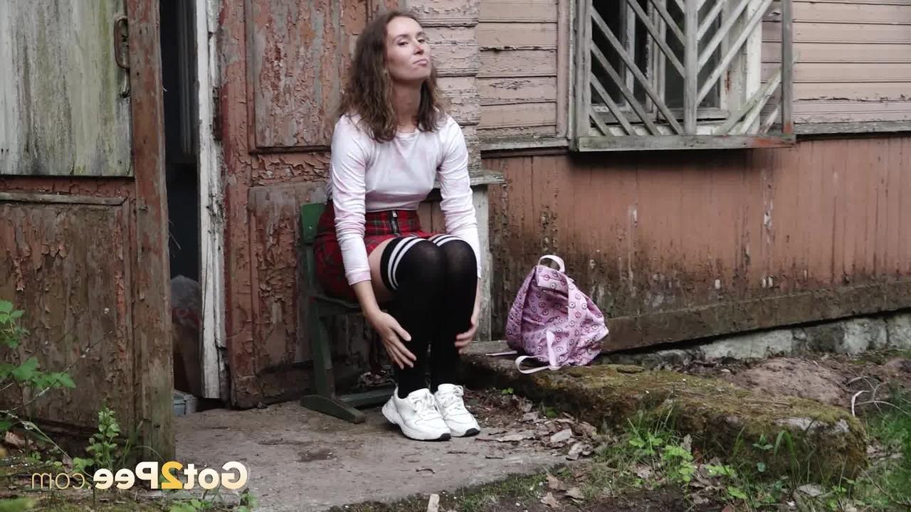 15P La gentille fille Rita se fait surprendre en train de pisser devant une maison rustique.