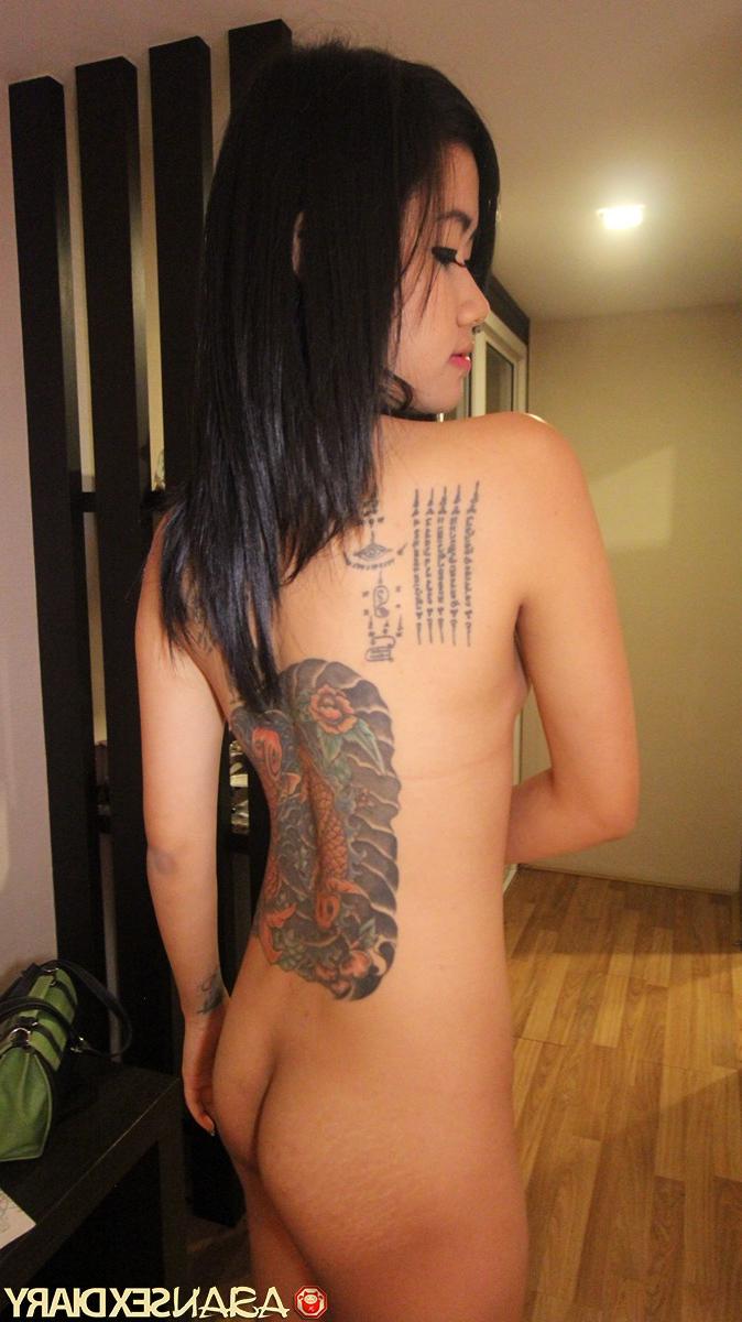 20P A linda garota asiática Gaya dá cabeça e gosta de sexo POV doggystyle