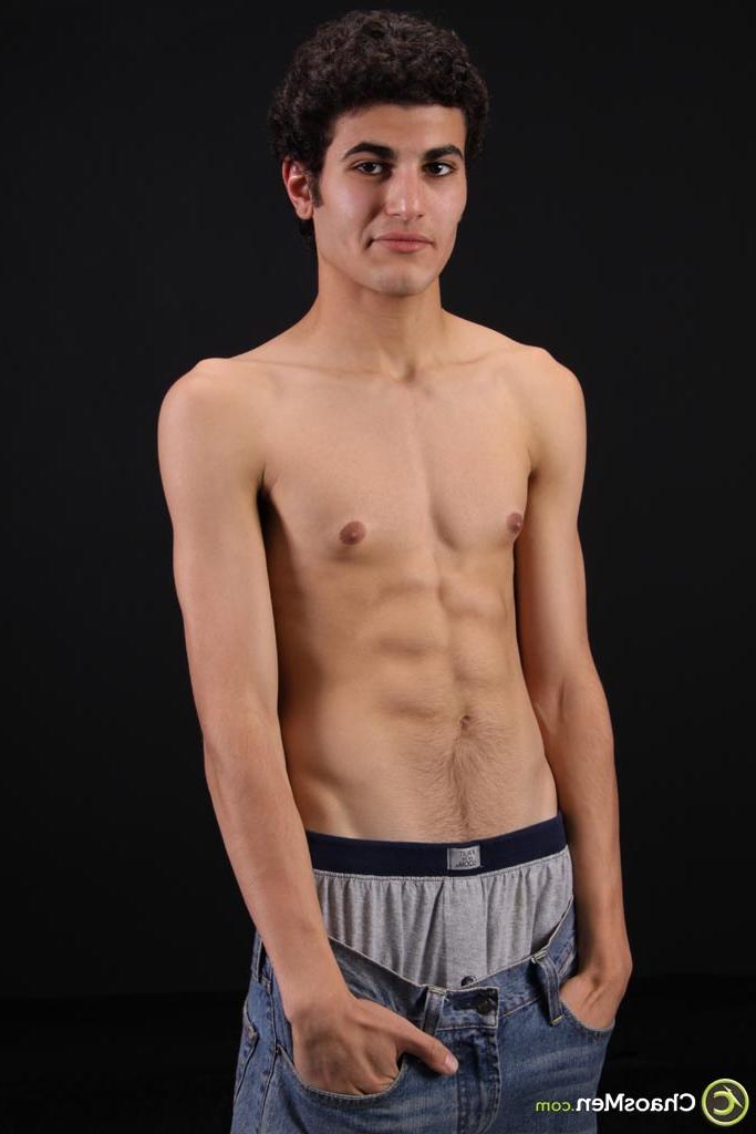 20P Orin gay magro tira a calça jeans e agarra seu pau enorme em um solo