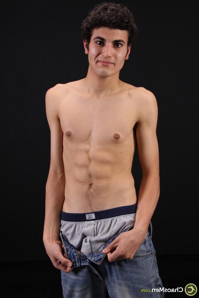 20P Orin gay magro tira a calça jeans e agarra seu pau enorme em um solo