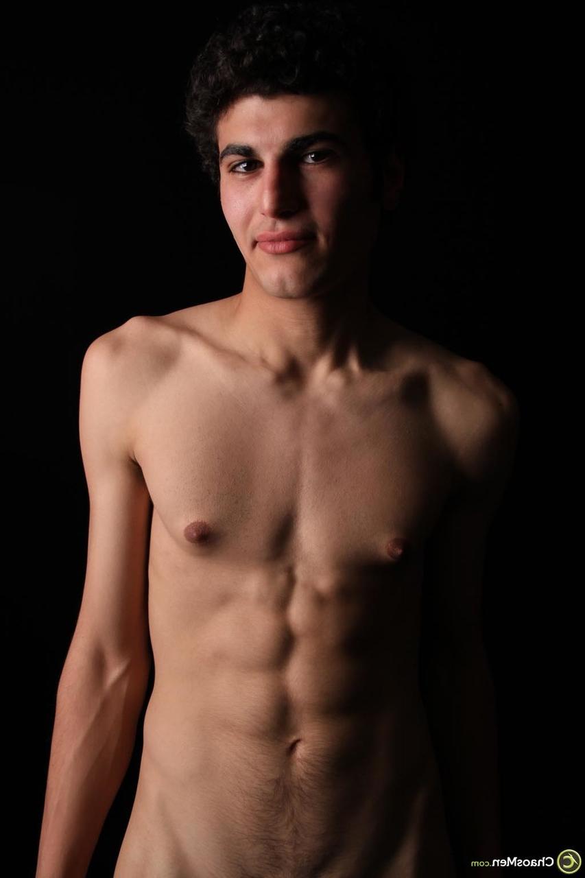 20P Orin gay magro tira a calça jeans e agarra seu pau enorme em um solo