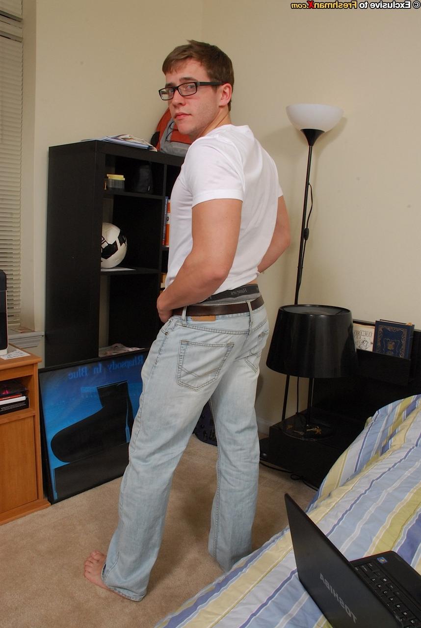 20P O gay musculoso e nerd Zack King expõe seu corpo e seu enorme pau duro