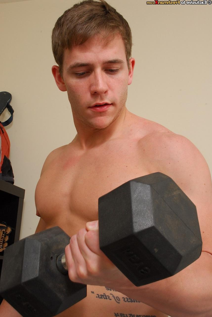 20P O gay musculoso e nerd Zack King expõe seu corpo e seu enorme pau duro