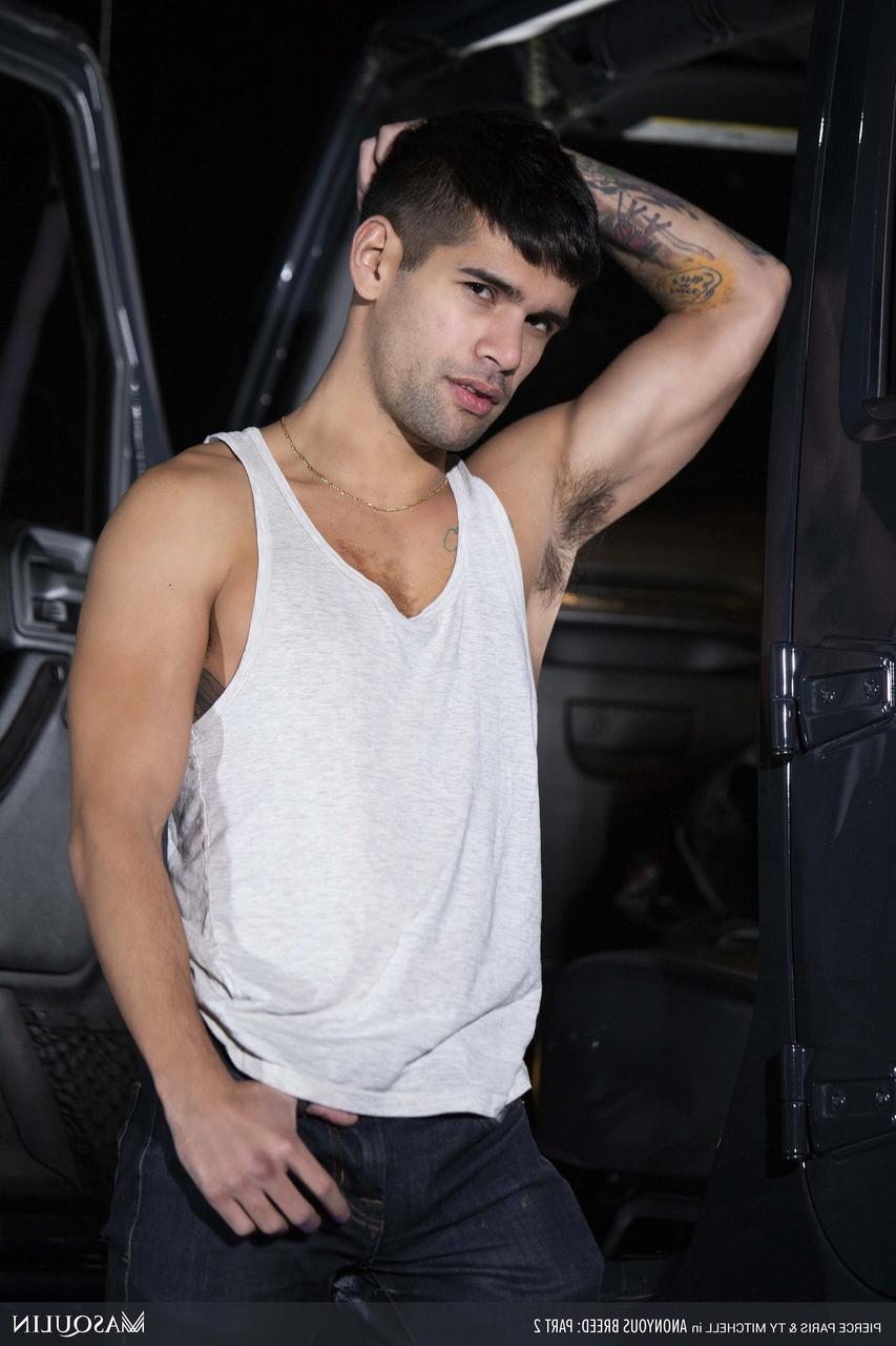 20P Os gays excêntricos Pierce Paris e Ty Mitchell se despem e transam em um carro