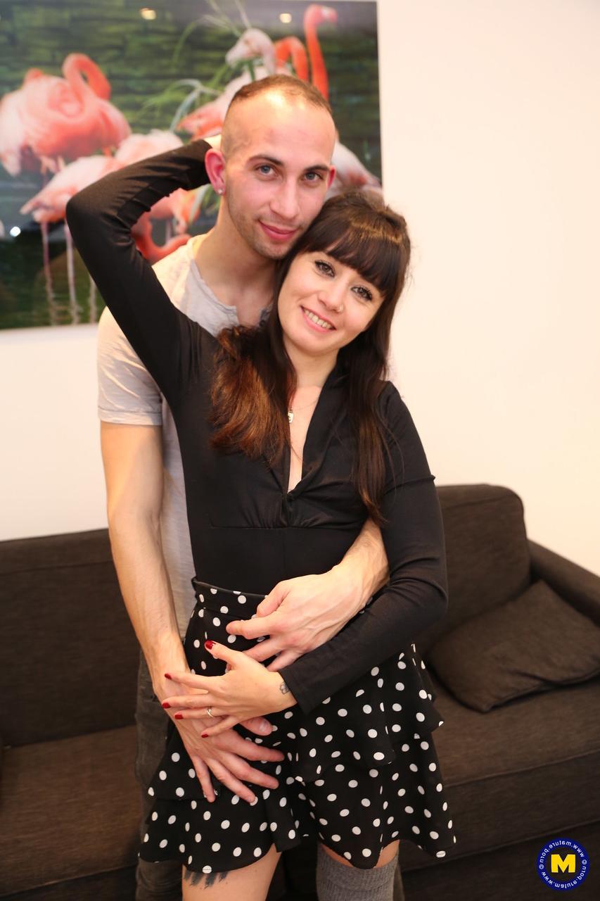 20P La maman française Cleo goûte une bite et écarte les jambes pour une action hardcore