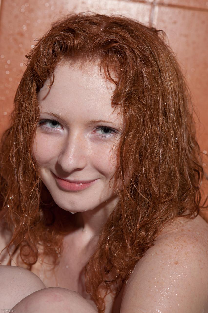20P Rochelle A, jeune aux cheveux bouclés, présente ses jolis seins et sa chatte taillée au gingembre.