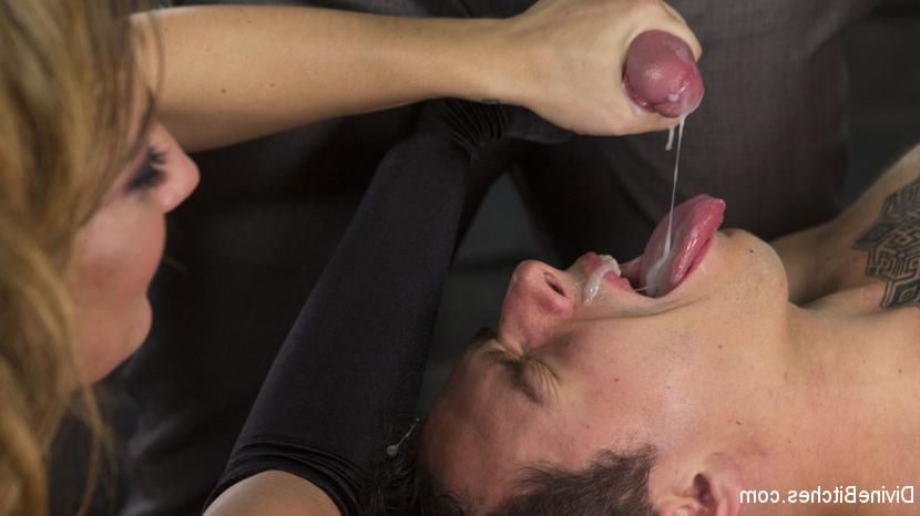 13P Mulher dominante faz seu sub masculino chupar pau enquanto é atrelado