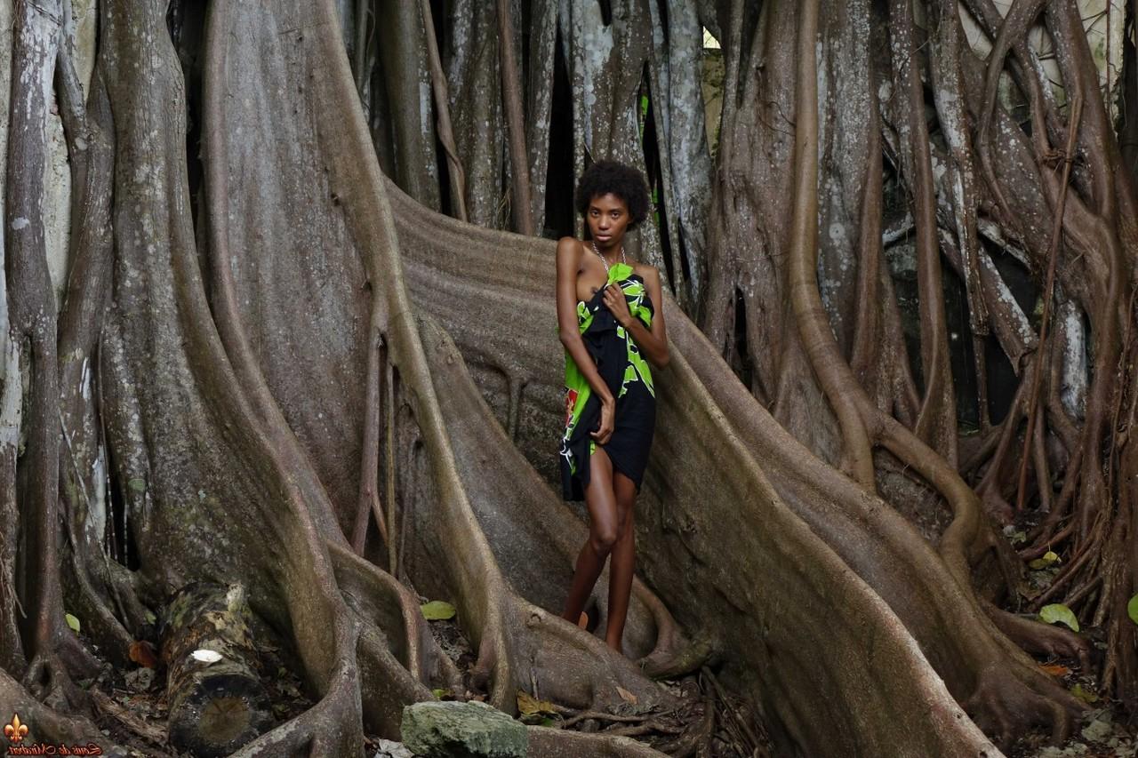 16P Jess, garota solo de ébano, expõe um seio perto de uma antiga prisão em Guadalupe