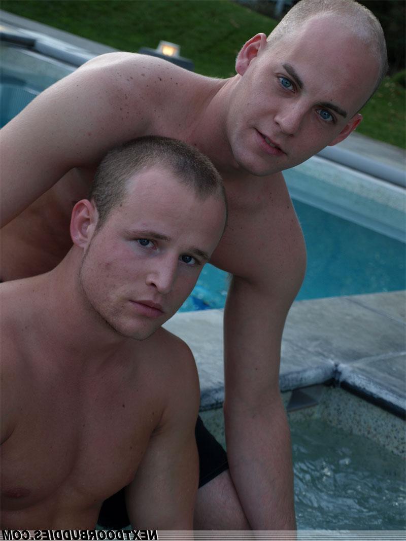 20P Die Schwulen Scott und Kenny ziehen ihre Shorts aus und lutschen sich gegenseitig im Pool den Schwanz