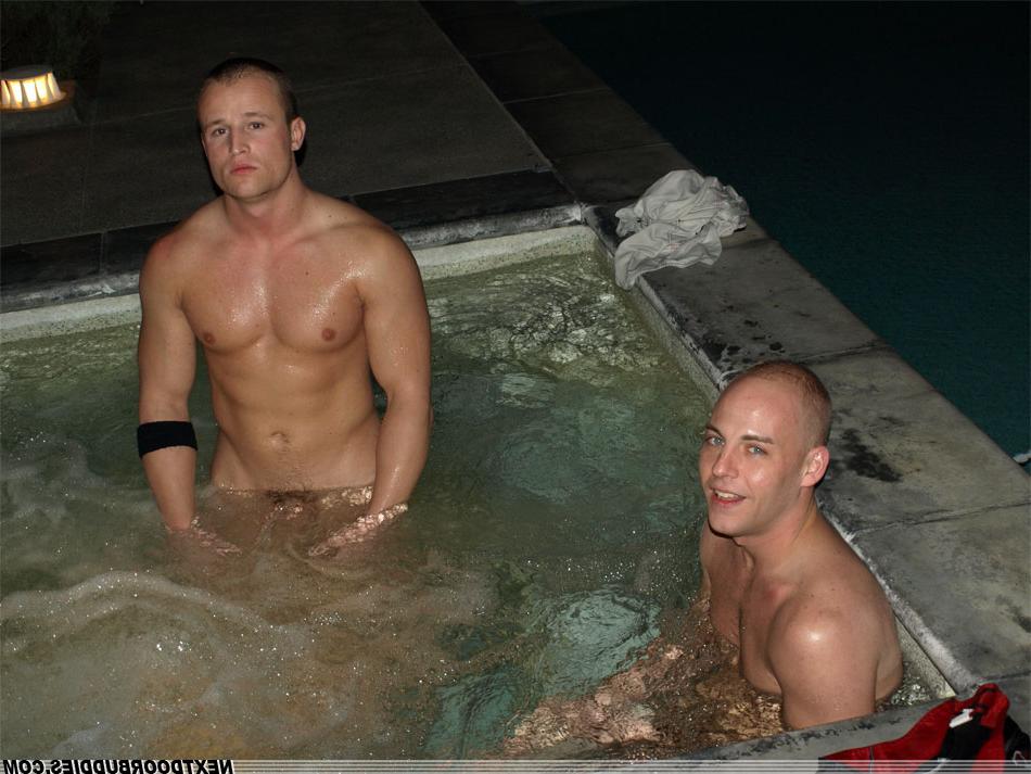 20P Die Schwulen Scott und Kenny ziehen ihre Shorts aus und lutschen sich gegenseitig im Pool den Schwanz