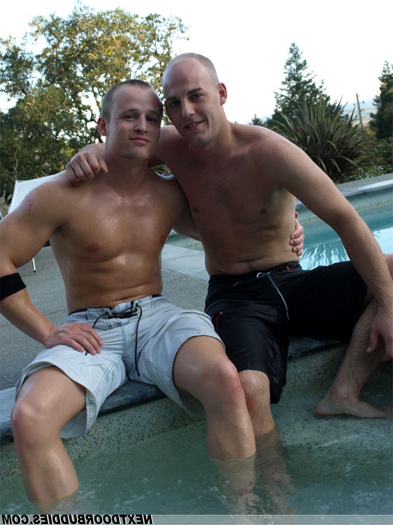 20P Die Schwulen Scott und Kenny ziehen ihre Shorts aus und lutschen sich gegenseitig im Pool den Schwanz