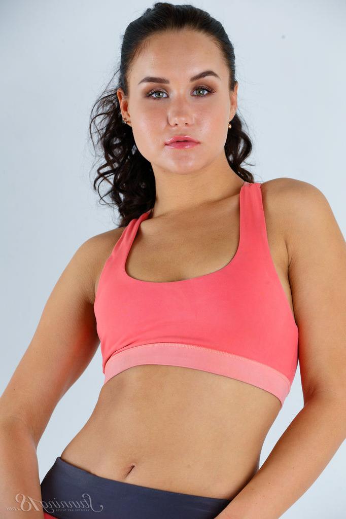 16P La joven morena caliente susan se quita la ropa deportiva mientras se desnuda