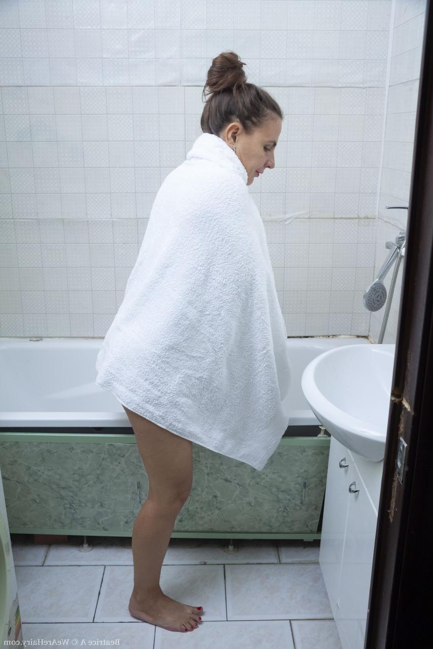 20P A mãe amadora Beatrice A revela seus seios flácidos e esfrega sua vulva espessa em uma banheira