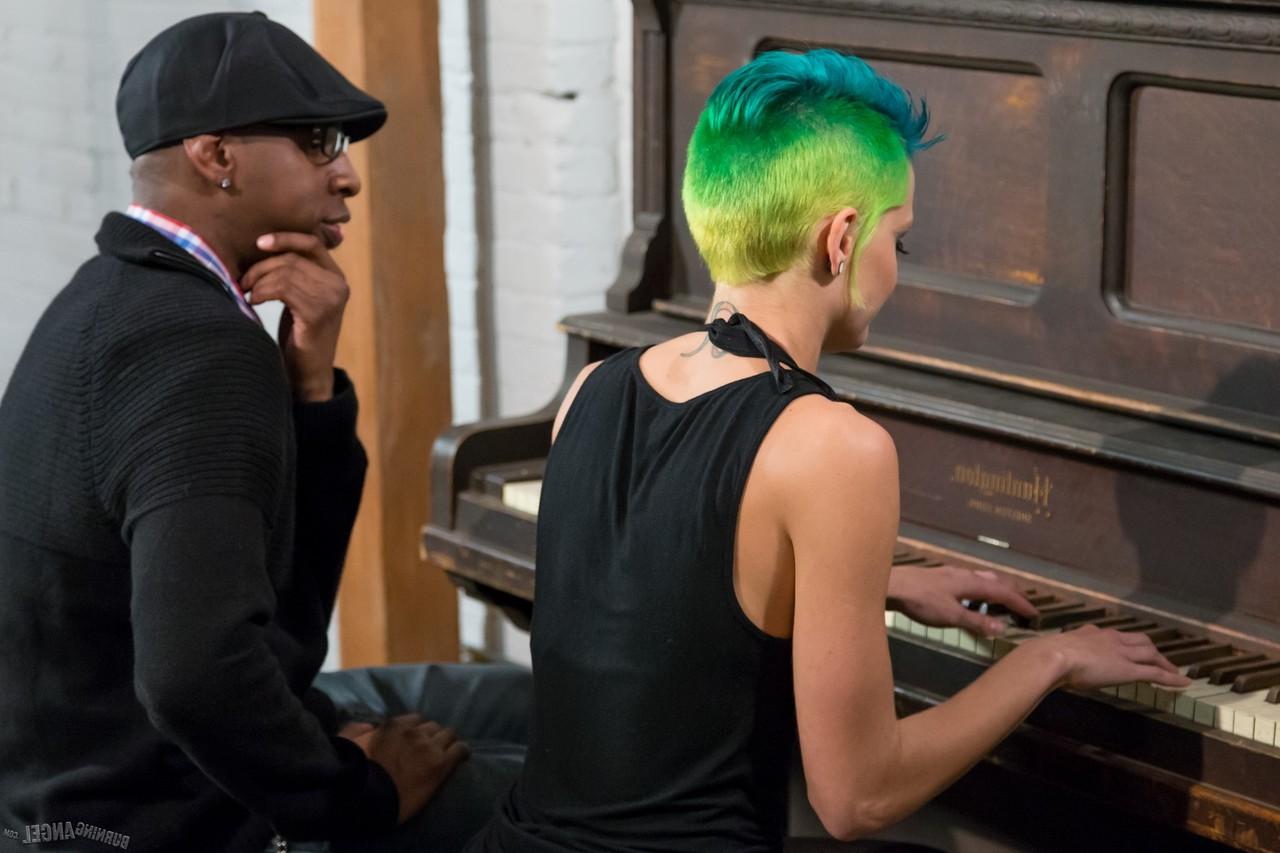 17P Une pianiste punk aux cheveux verts fait de la musique sur la grosse bite noire de son professeur