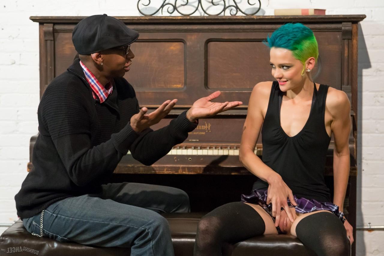 17P Une pianiste punk aux cheveux verts fait de la musique sur la grosse bite noire de son professeur