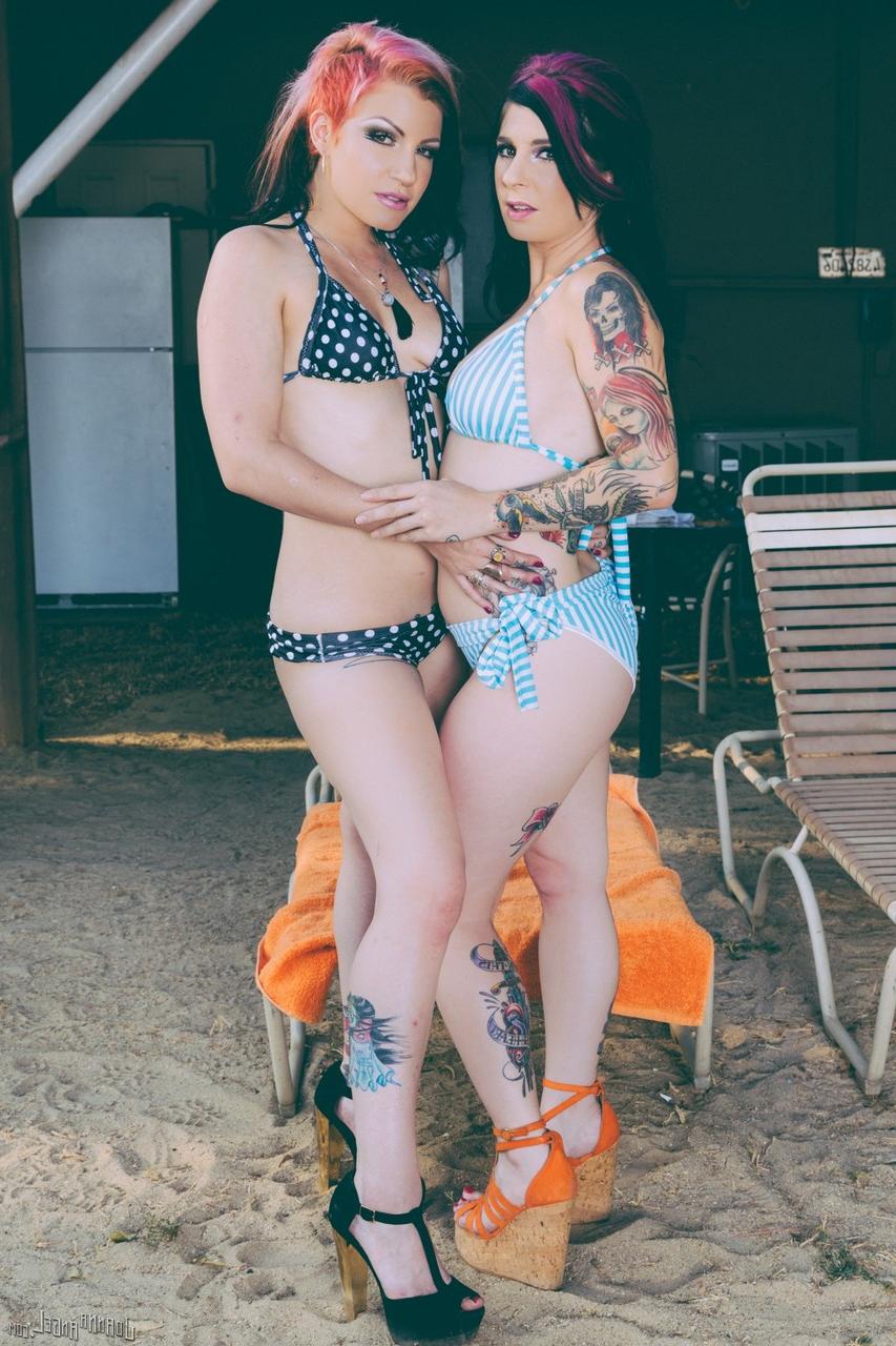 17P Die Alt-Pornostars Joanna Angel und Tori Lux entledigen sich ihrer Badeanzüge und lecken ihre Muschis
