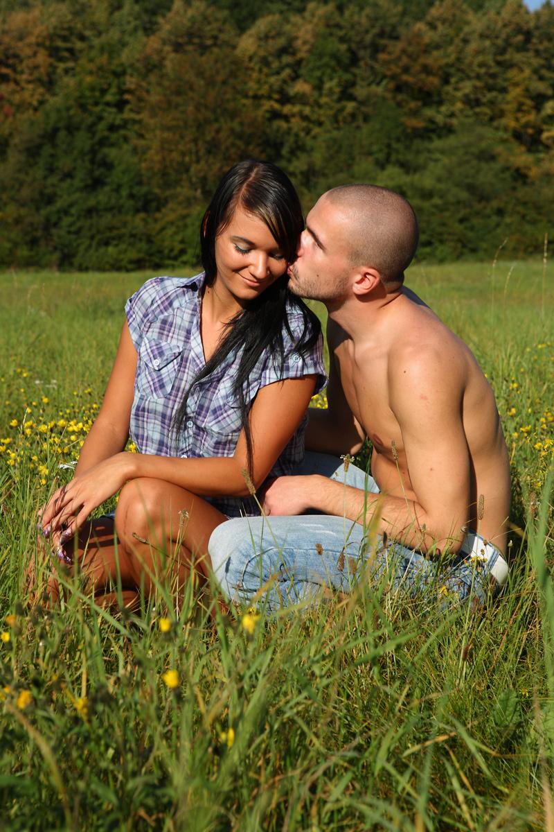 15P Un jeune couple a des relations sexuelles dans un champ loin des regards indiscrets