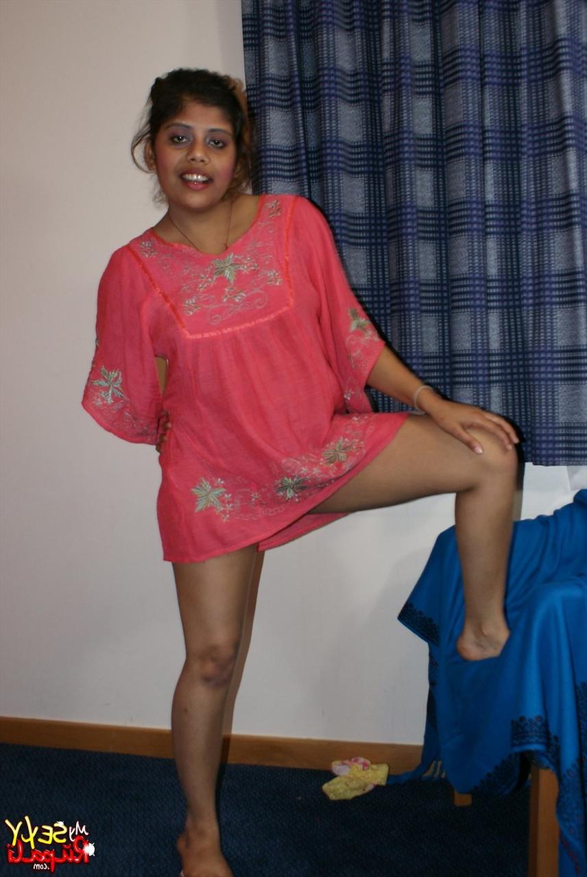 15P A gordinha indiana Rupali fica totalmente nua enquanto exibe um grande sorriso