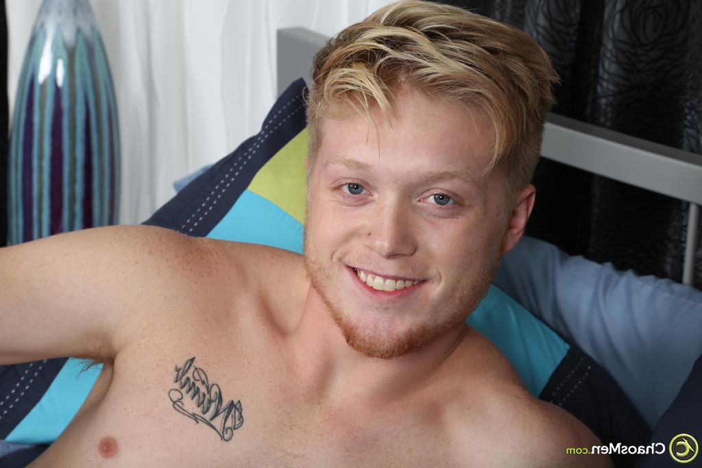 20P O gay loiro e fofo Wheeler mostra seu corpo gostoso e toca seu pênis