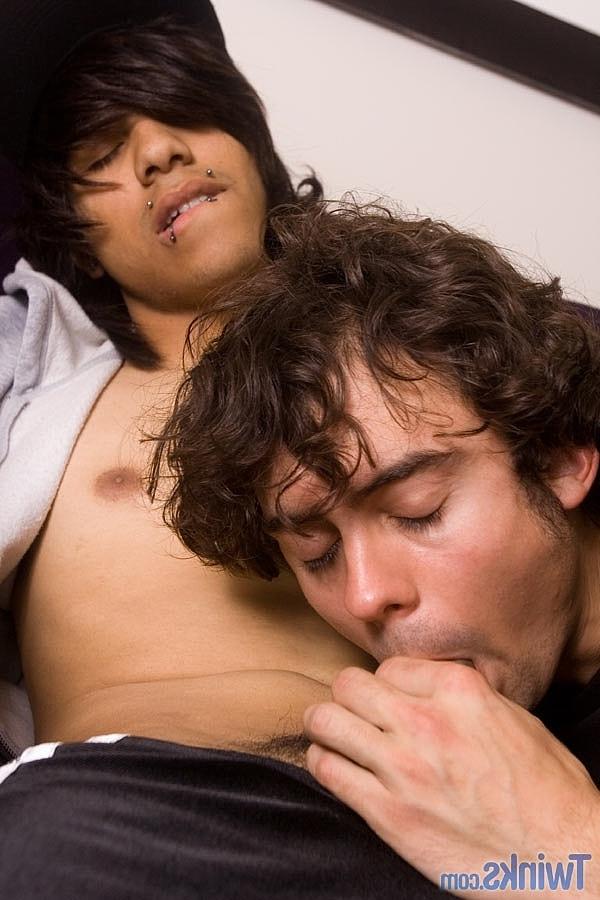 20P Los morenos gays cachondos Danny V y Ryan M se follan los culos grandes