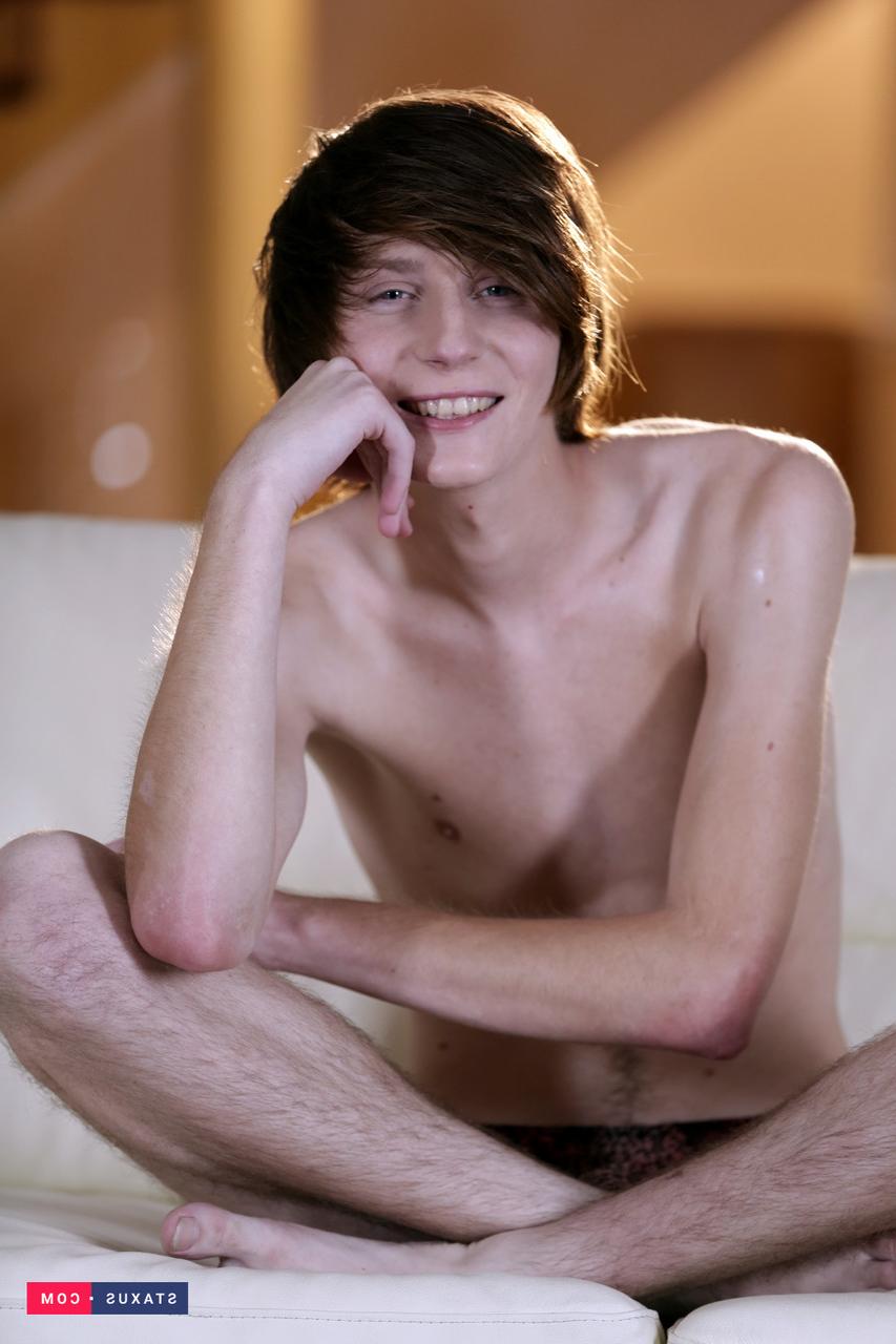 20P Le gay bien membré Boris Orla aime le sexe anal en levrette avec un minet maigre